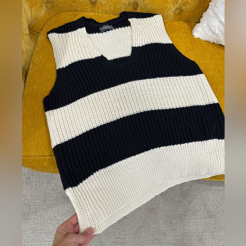 Sweet Lovely by Jen Sleeveless Sweater Knit Top in Navy and Cream